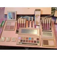Набор декоративной косметики бежевый Kylie Jenner