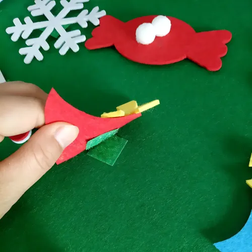 Дитяча ялинка з іграшками Decorative Tree, декоративна настінна ялинка з фетру + 27 іграшок на липучці - фото 7