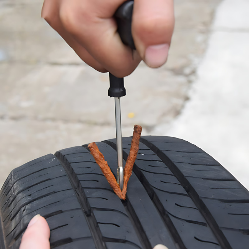 Комплект для ремонта бескамерных шин tubeless tyre repaoir kit – 3 жгута, клей-активатор, инструменты, блистер фото - 4